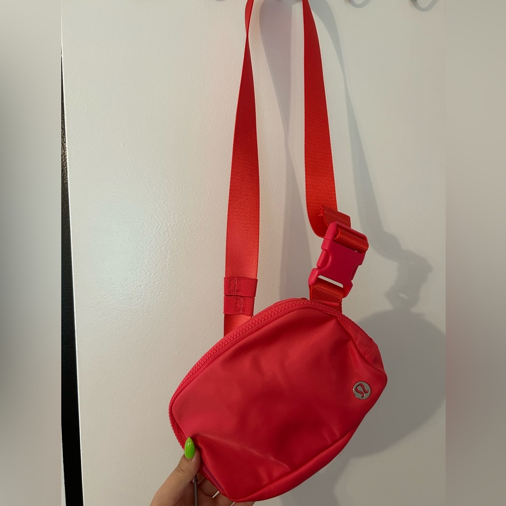 Lululemon Everywhere Belt Bag - Lip Gloss